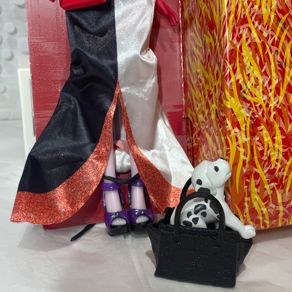 Disney Villains 🐾Cruella de Vil Fashion Doll - Picture 3 of 11